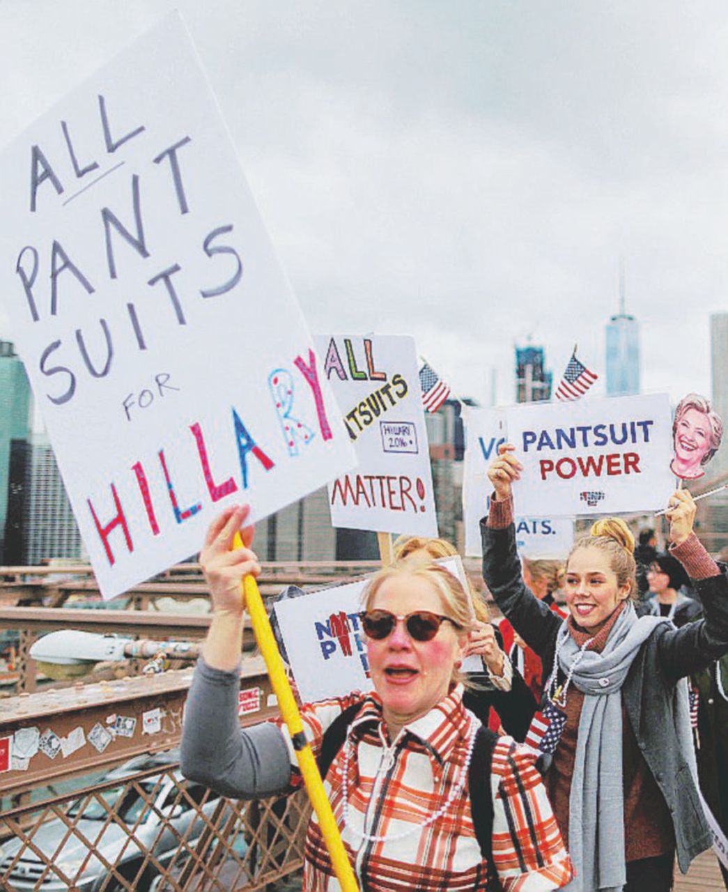 Le donne con Hillary contro il macho sessista Le donne con Hillary contro il macho sessista