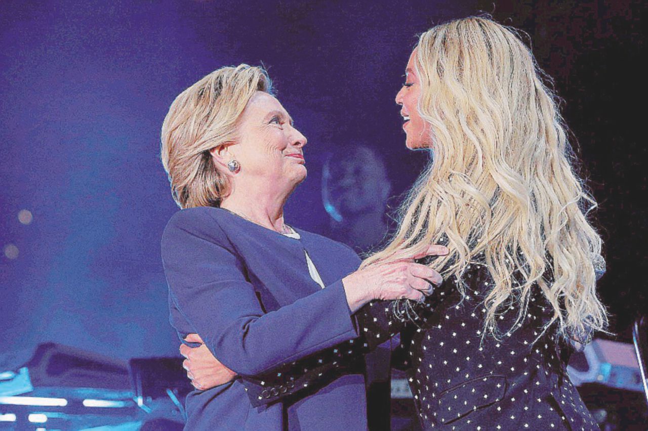 Star del pop - Hillary Clinton in Ohio con la cantante Beyonce - Reuters “È l’economia, stupidi”. L’Ohio vuole un paladino che salvi i posti di lavoro