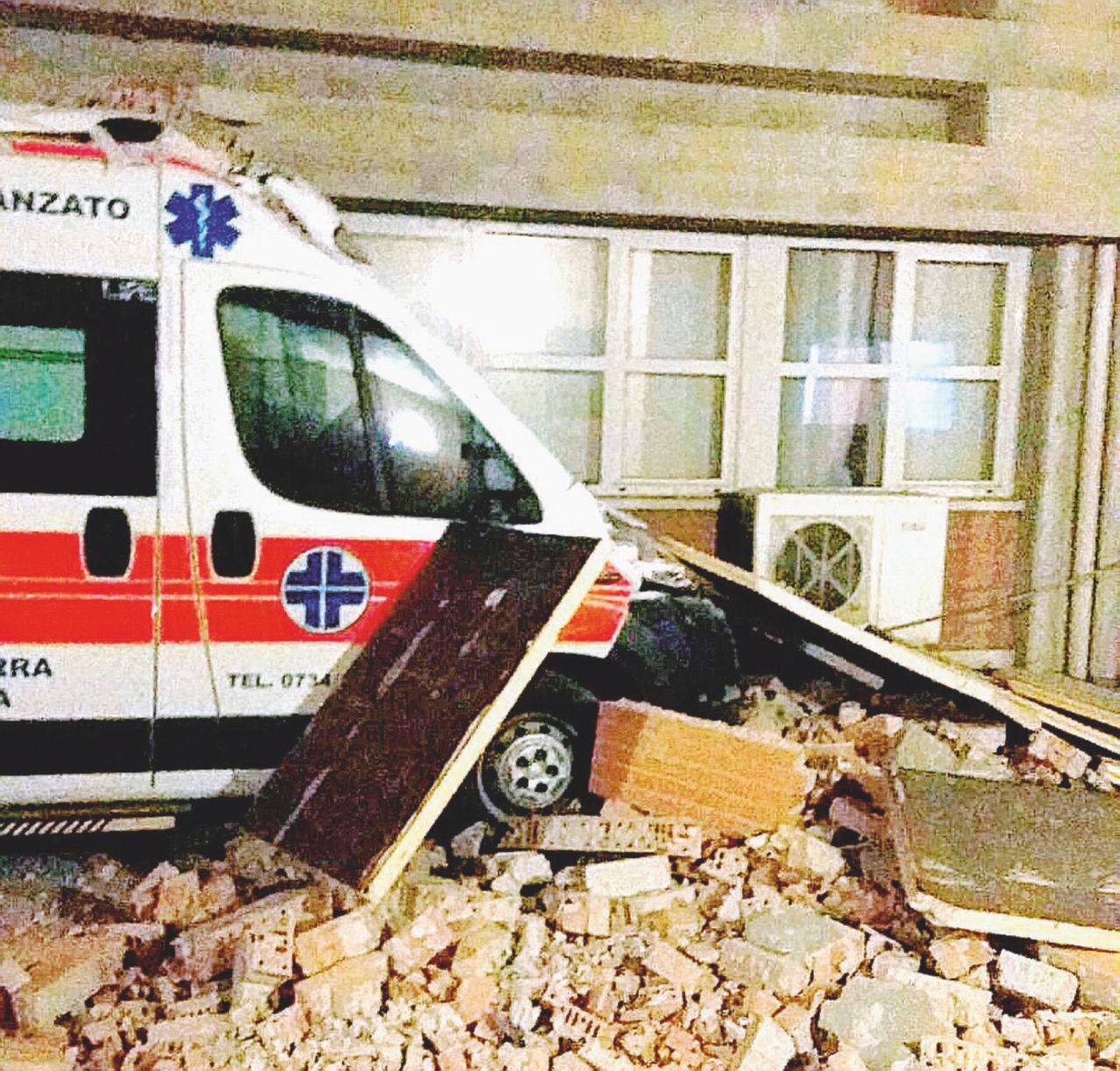 Lesionato - I reparti di degenza di Amandola (Fermo) erano già stati trasferiti: da ieri chiusi i servizi diagnostici - Ansa Il sisma chiude l’ospedale: visite e dialisi nelle tende