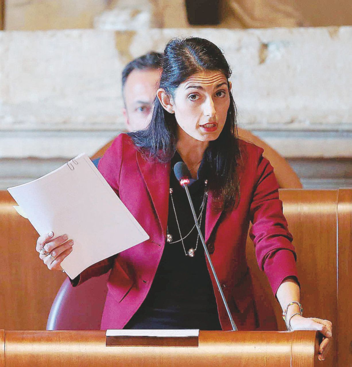 Copertina di Renzi: “Il M5S blocca tutto”. Raggi: “No, solo gli sprechi”