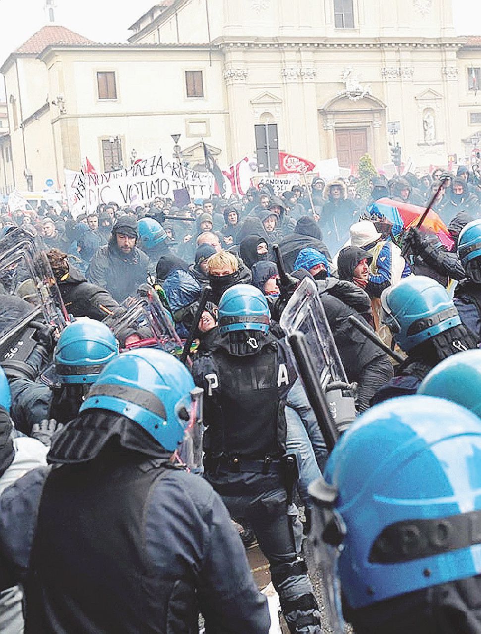 La piazza degli anti-Renzi. Il corteo sfida il divieto La piazza degli anti-Renzi. Il corteo sfida il divieto