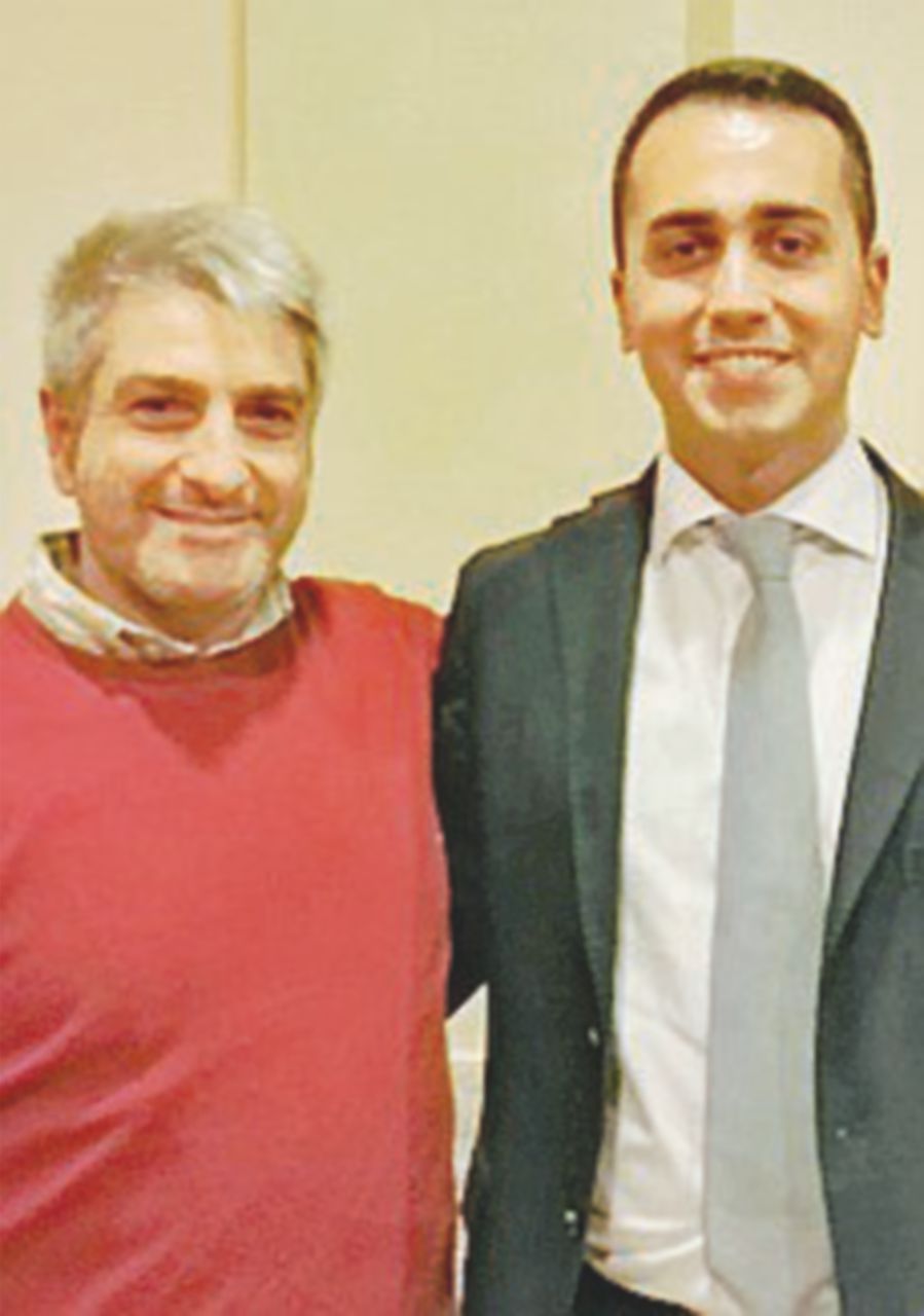 Il Pd attacca Di Maio. Foto col fratello di un boss pentito Il Pd attacca Di Maio. Foto col fratello di un boss pentito