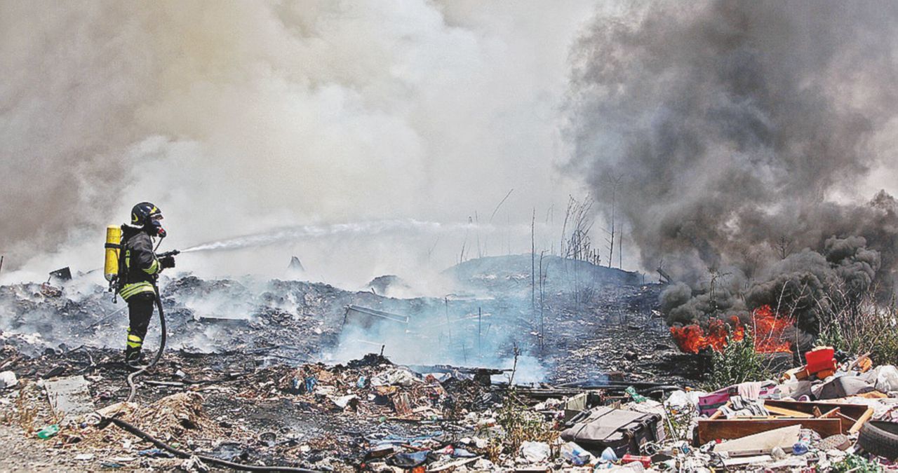 Nel 2013 Roghi di rifiuti in una discarica di Caivano (Napoli), sequestrata tre anni fa dalla Forestale Terra dei fuochi addio, Caivano è pulita