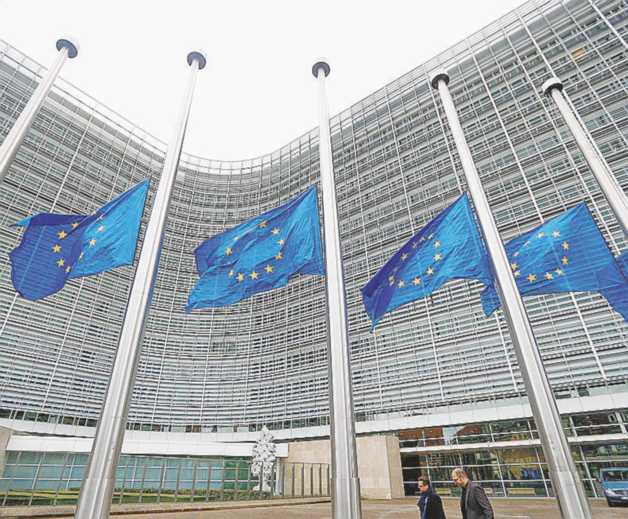 La sede della Commissione europea a Bruxelles. Da settimane botta e risposta tra governo e Ue - LaPresse Sui conti pubblici la battaglia ormai è solo politica: e l’Italia la sta perdendo