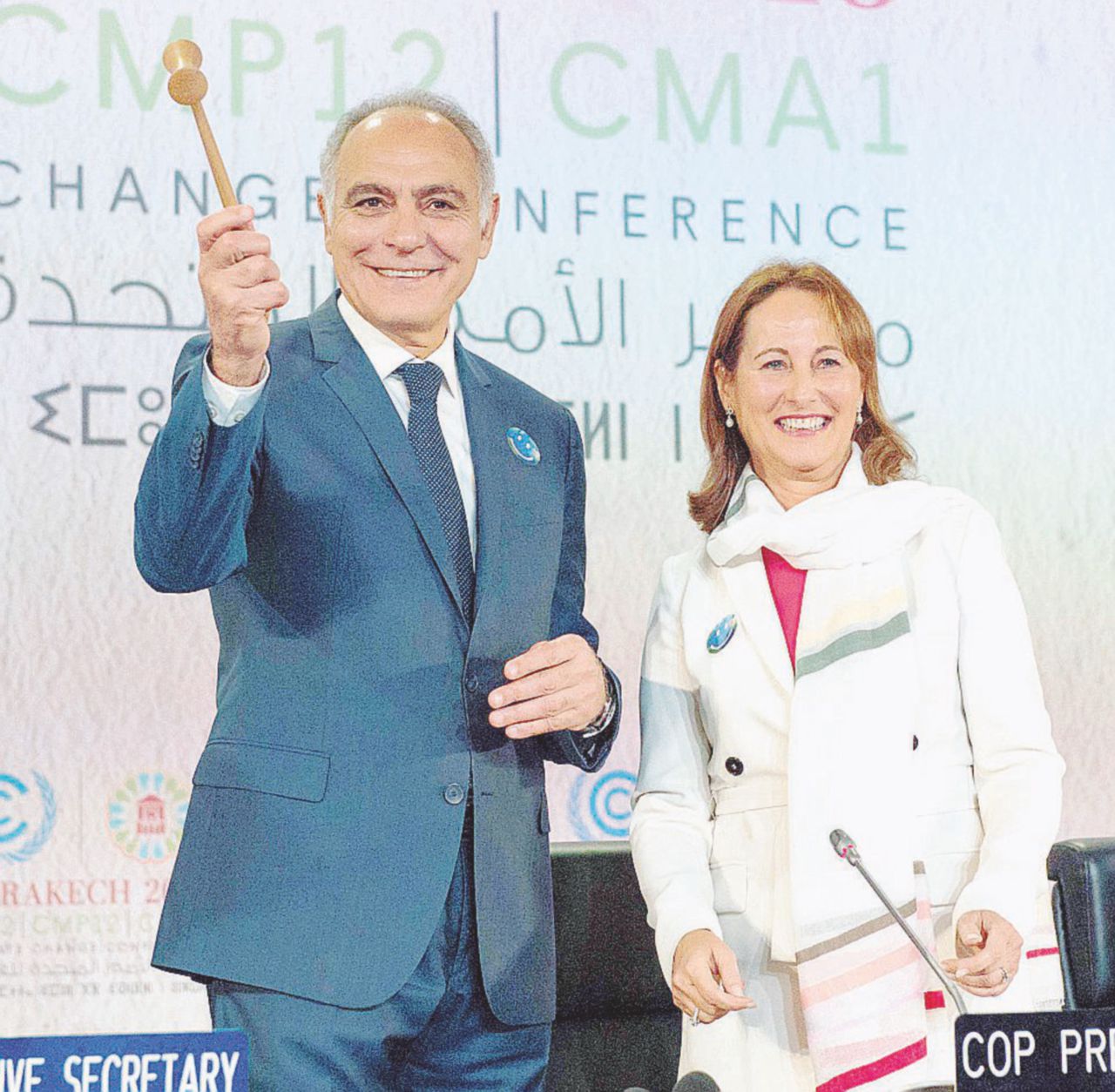 Passaggio di consegne - Il ministro dell’Ambiente francese Ségolène Royal e il ministro degli Esteri del Marocco Salaheddine Mezouar: da Cop21 a Cop22 - LaPresse Cop22, sull’ambiente l’Italia va contromano