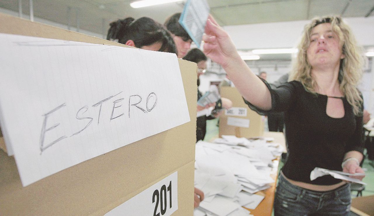 Nei seggi - Uno degli hangar di Castelnuovo di Porto in cui vengono contati i voti dall’estero - Ansa “Schede finte, brutti personaggi e confusione totale: così va lo scrutinio”