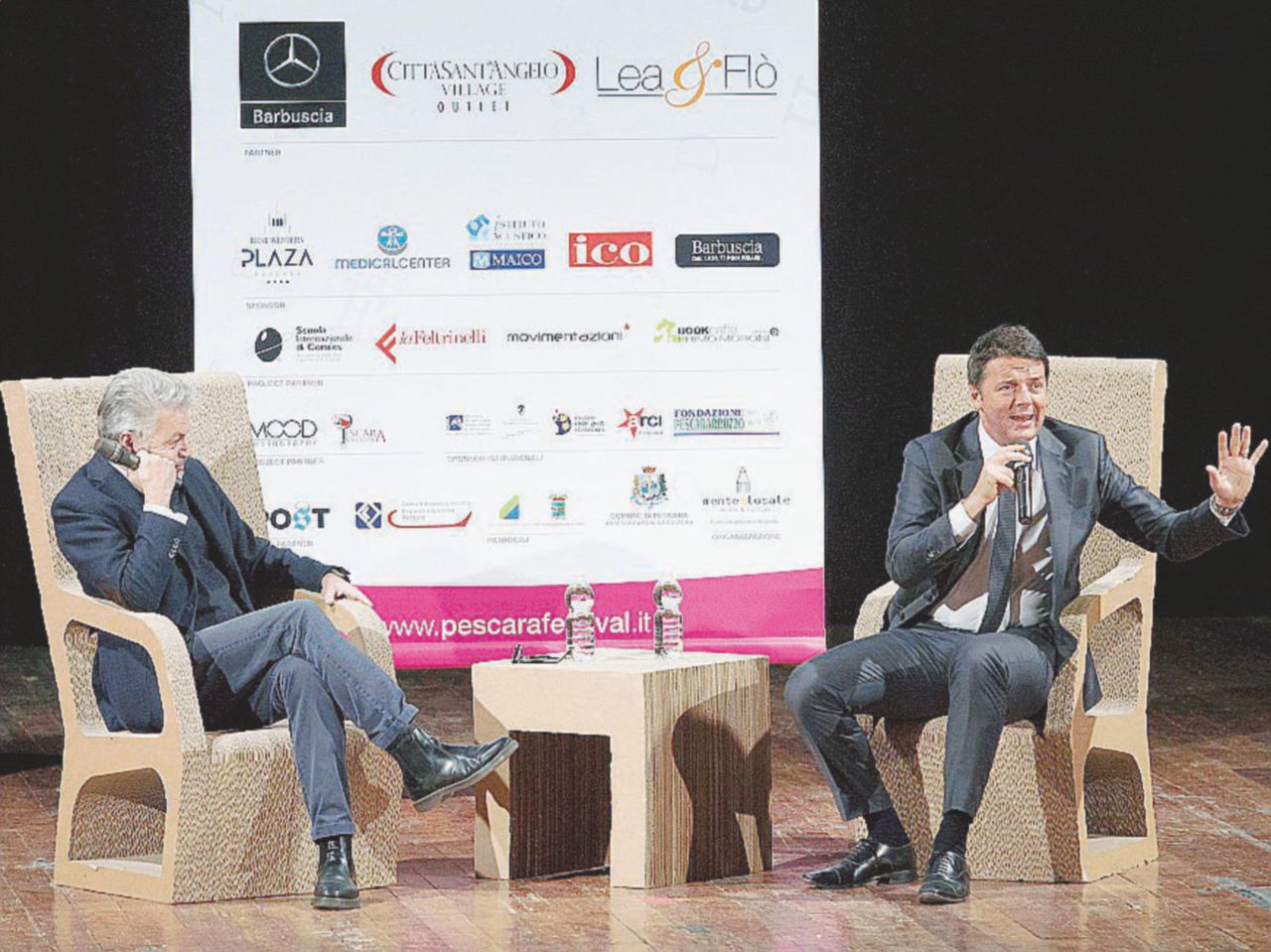 L’intervista - Matteo Renzi sul palco di Pescara con Luca Sofri - Ansa Renzi parla a Pescara. Studenti precettati: “Vi diamo i crediti”