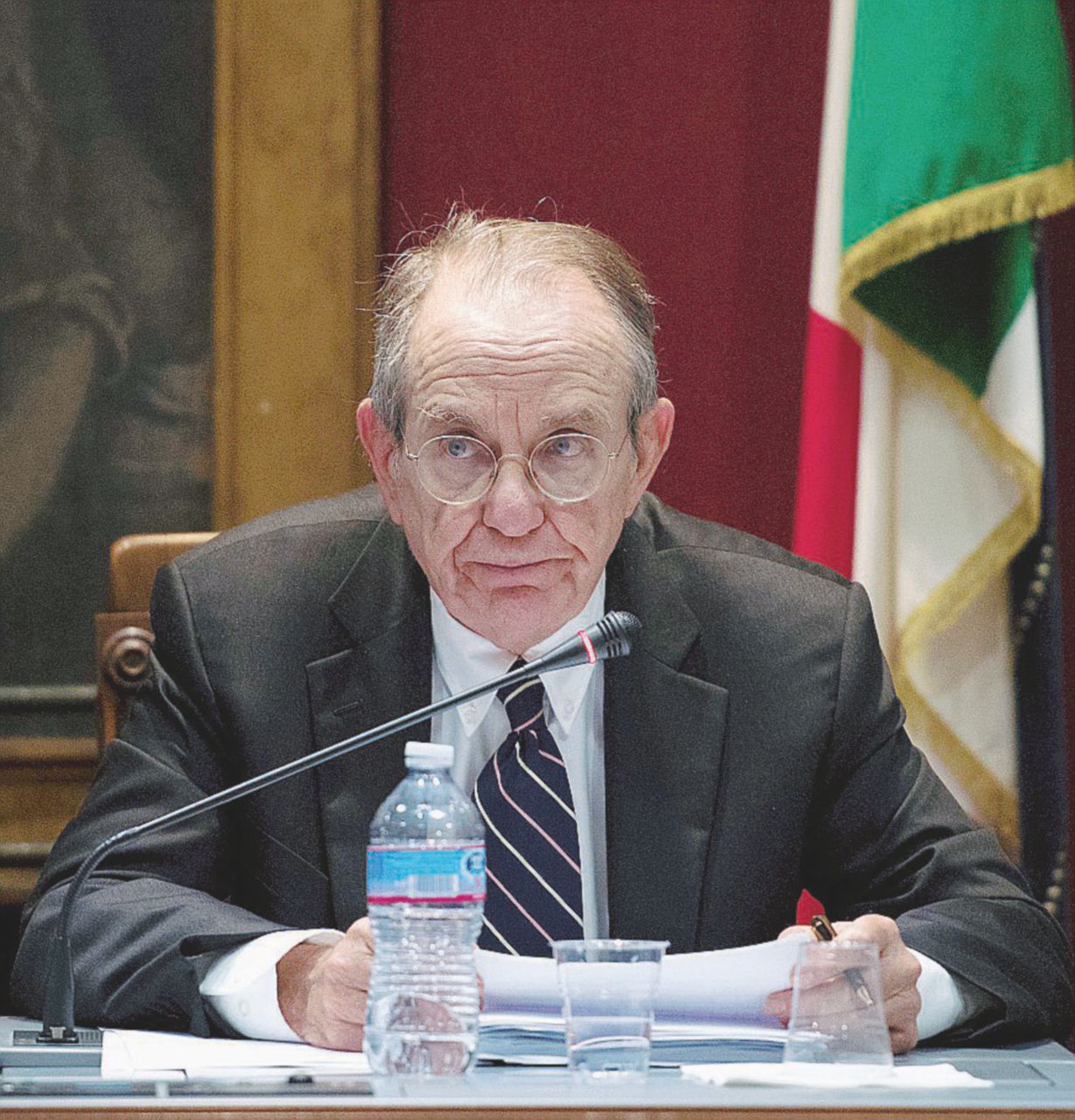 Il Tesoro - Il ministro Pier Carlo Padoan - Ansa Il Pd: “Escludere dal bail in i conti in banca dello Stato”