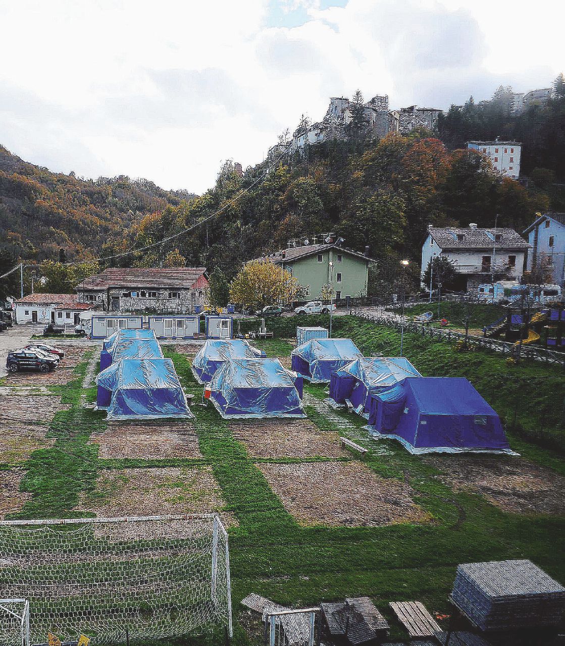 Tendopoli - Le sistemazioni in tenda, per i terremotati di Arquata del Tronto, al campo sportivo - LaPresse I container (forse) a Natale: sono camerate senza bagni