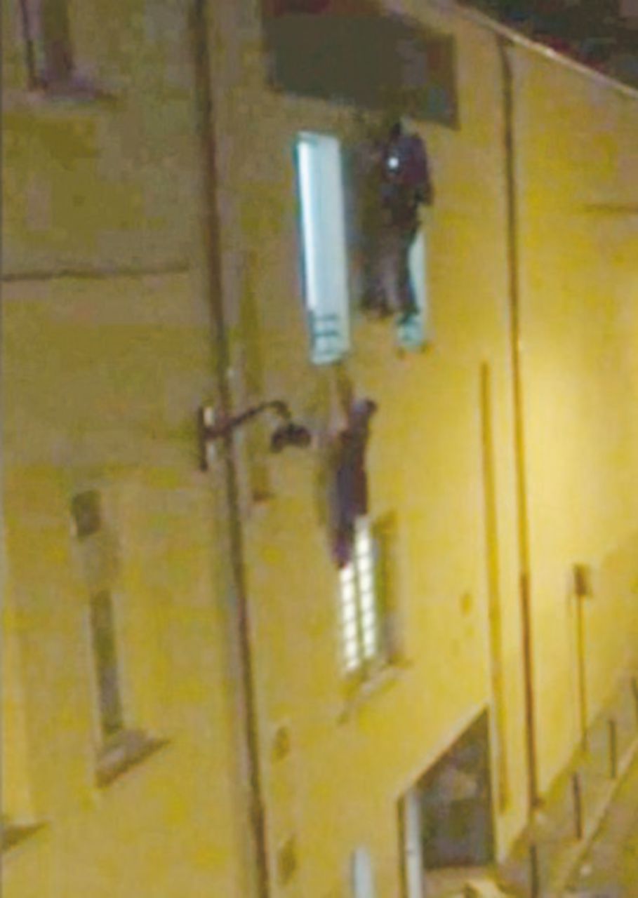 Parigi, 13-14 novembre - La donna appesa alla finestra su Passage Amelot. Un anno fa la strage del Bataclan: 137 morti, inclusi 7 attentatori e 368 feriti - LaPresse “Io e la donna incinta appesa al Bataclan”