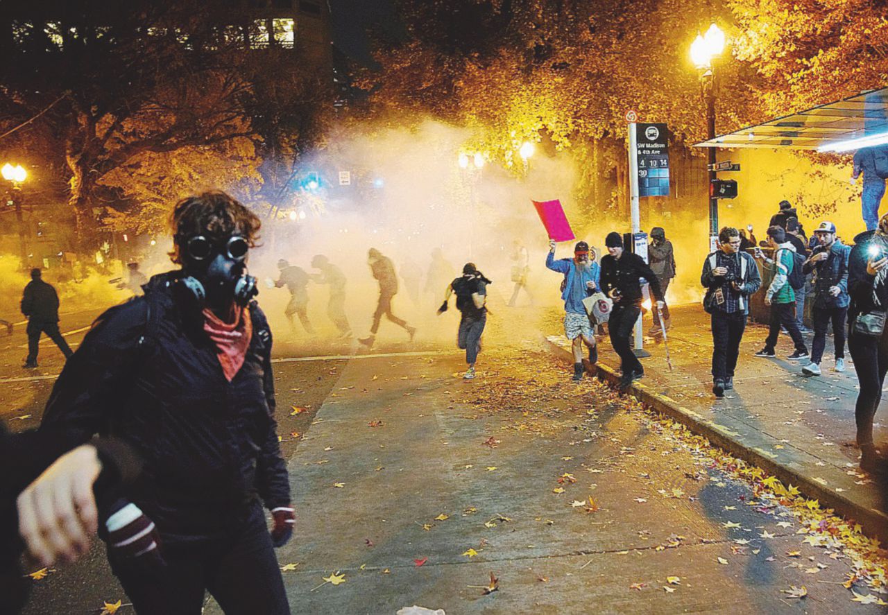 Notti calde - Un momento degli scontri a Portland, Oregon, dove una persona è rimasta ferita da un colpo di arma da fuoco. La rabbia per Trump fa fuoco e lui si scopre “mediatore”