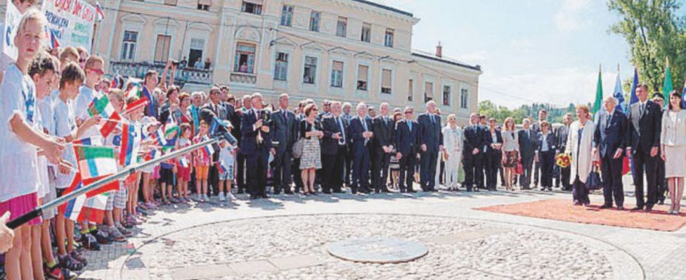 La piazza Tra Gorizia e Nova Gorica: la piazza della Transalpina è metà italiana e metà slovena - Ansa “Qui in Slovenia fanno razzia di nostre schede”