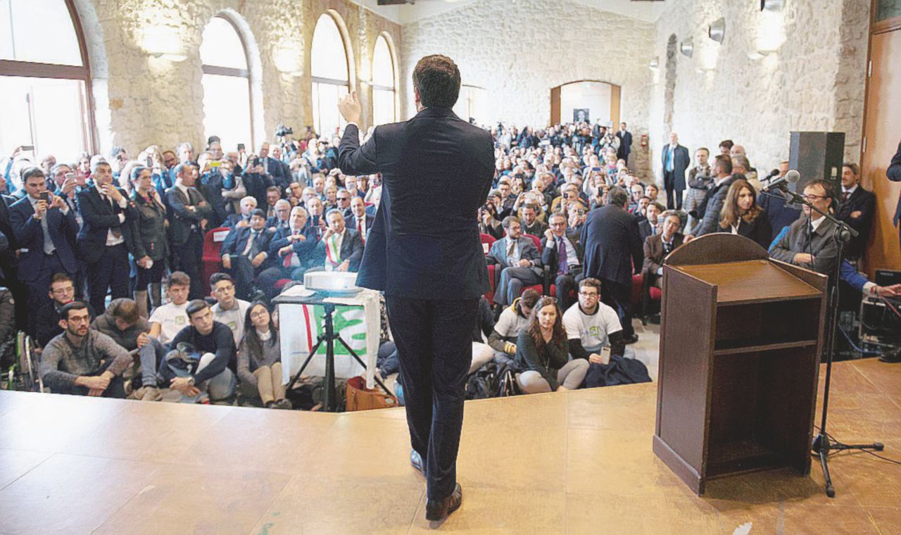 Il premier Matteo Renzi a Caltanissetta - Ansa Renzi al Sud promette tutto: cantieri, lavoro e soldi cinesi