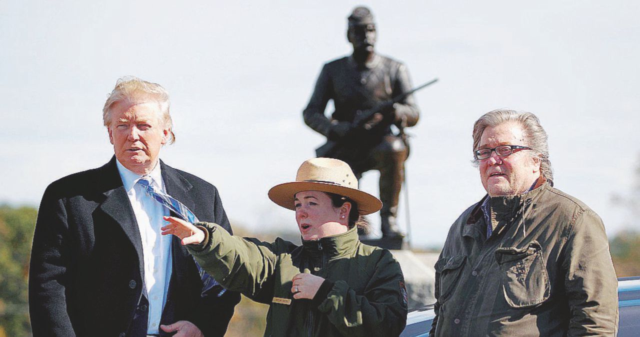 Il braccio e la mente Trump (70 anni) e Steve Bannon (62) al memoriale di Gettysburg - LaPresse “Noi combatteremo le nuove barbarie”