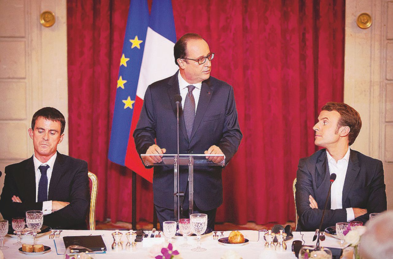Il premier Valls (54 anni), Hollande (62) e Emmanuel Macron (38) - LaPresse Macron, il delfino-traditore che vuole fare il rottamatore