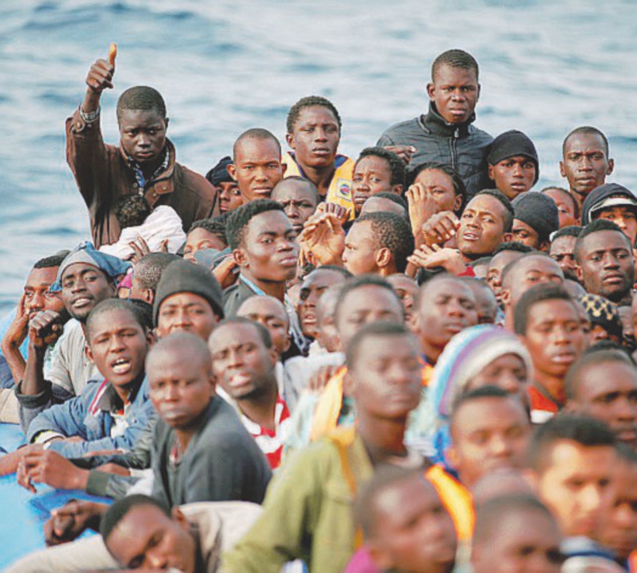 Maltempo - I gommoni non riescono a resistere a vento e mare mosso - LaPresse Ancora stragi nel Mediterraneo. 340 migranti annegati in 48 ore