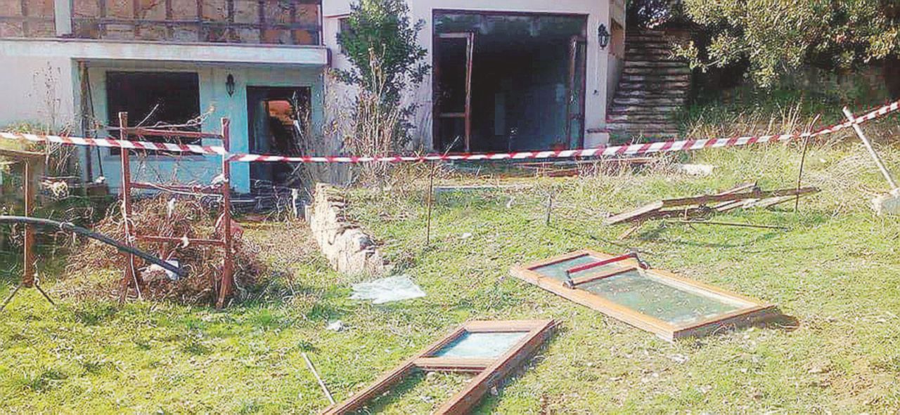 I danni - Il pian terreno dell’agriturismo “Le Querce” di Buddusò (Olbia/Tempio) danneggiato da un’esplosione nella notte tra mercoledì e giovedì “Arrivano 50 stranieri”. E scoppia una bomba nell’agriturismo