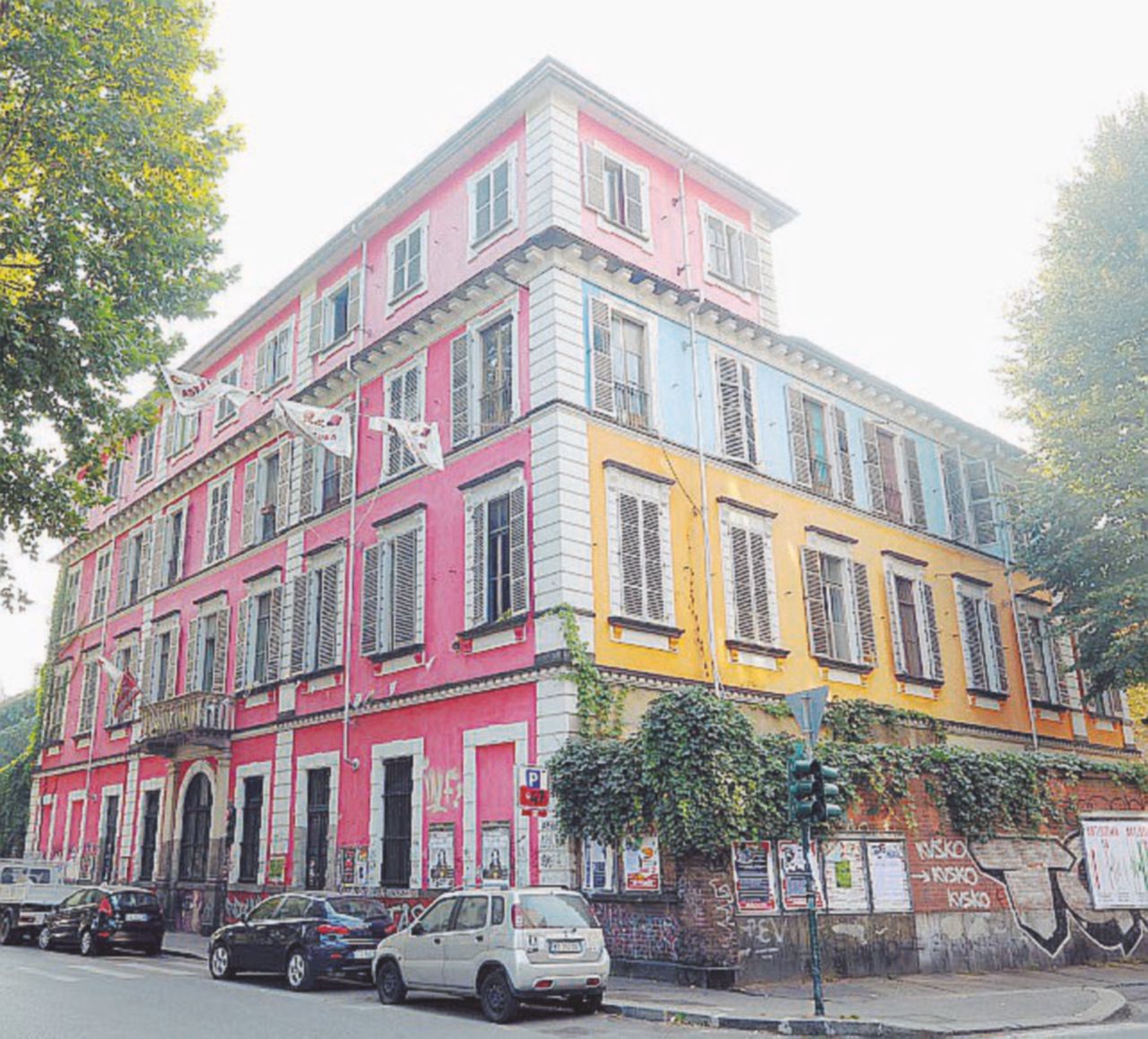 Corso Regina Margherita - Al civico 47, posizione centralissima a Torino, lo storico centro sociale occupato - Ansa Askatasuna festeggia i 20 anni e invita Curcio