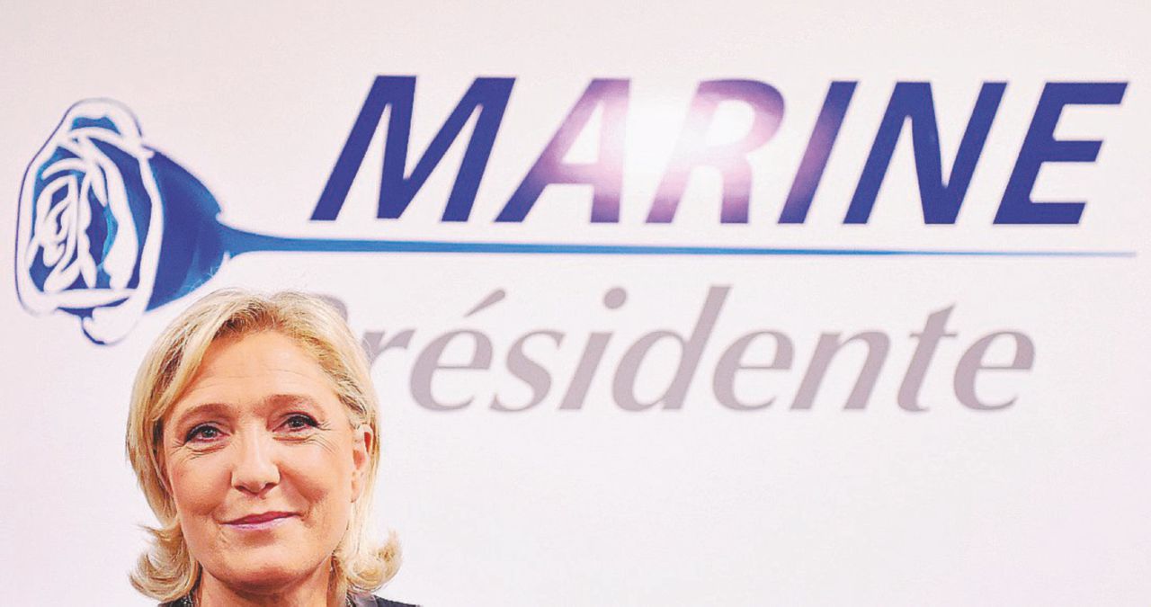 Blu Marine - La leader del Front National, Marine Le Pen, con il logo per la candidatura alle Presidenziali di aprile 2017 - LaPresse Le Pen punta sugli esclusi, con un tocco chic
