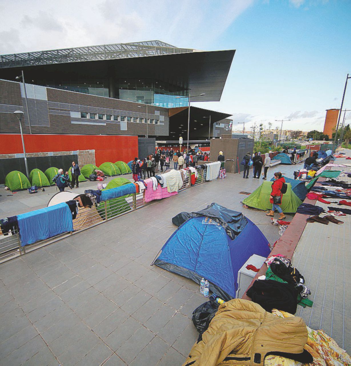 Tiburtina - Un’immagine della tendopoli allestita da Baobab - LaPresse Roma città all’aperto, multe e sgomberi per i migranti