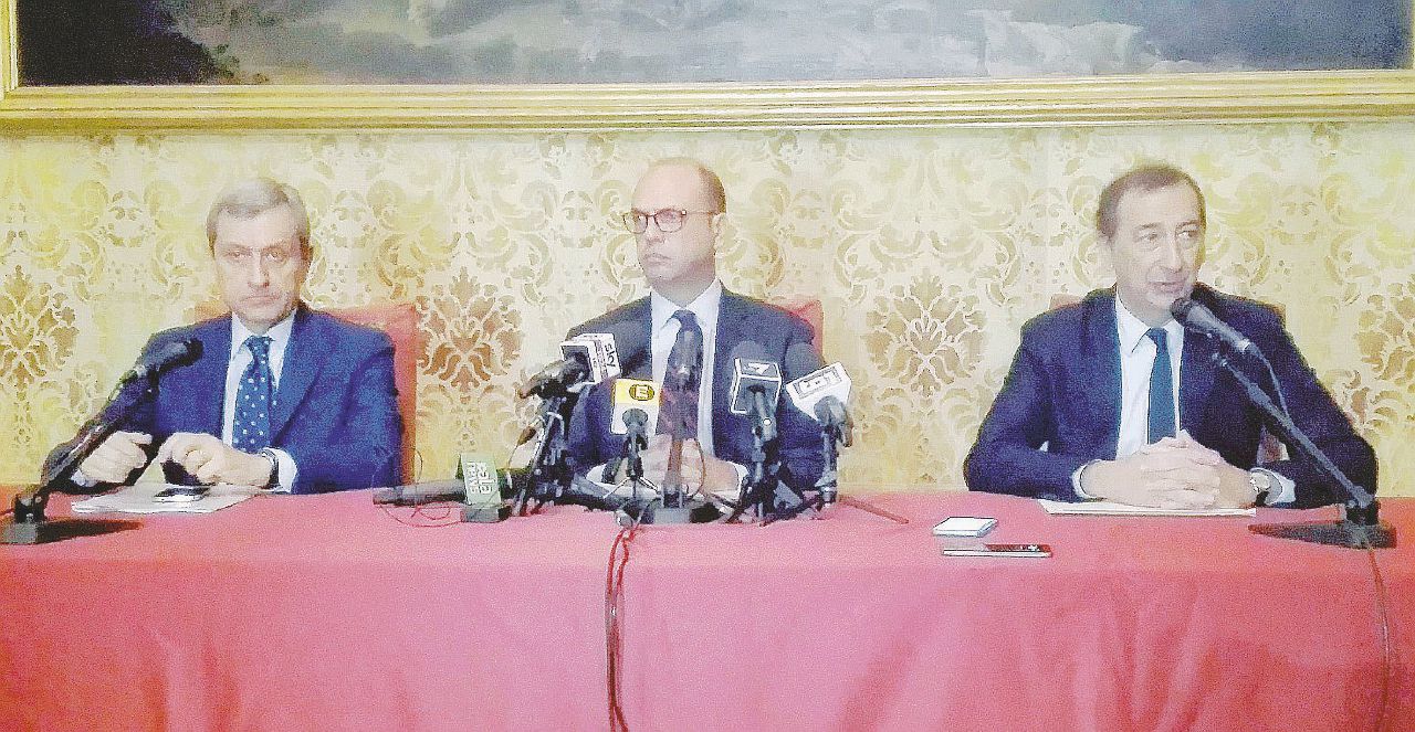 - Il prefetto Alessandro Marangoni, il ministro Angelino Alfano e il sindaco Giuseppe Sala - Ansa Milano città chiusa Alfano: “Immigrati stop, sì ai militari”