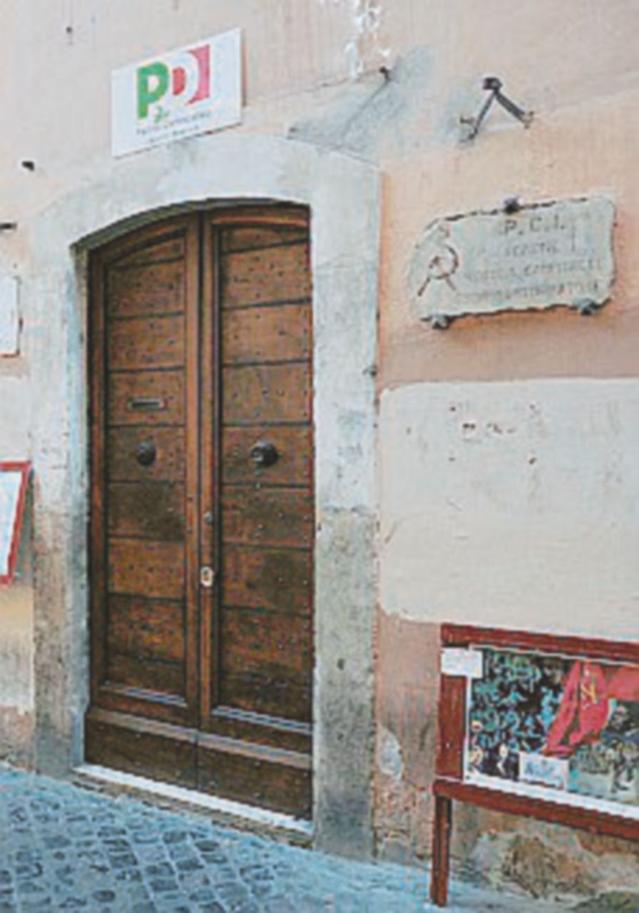 Roma, il mistero della targa del Pci: “È in una banca” Roma, il mistero della targa del Pci: “È in una banca”