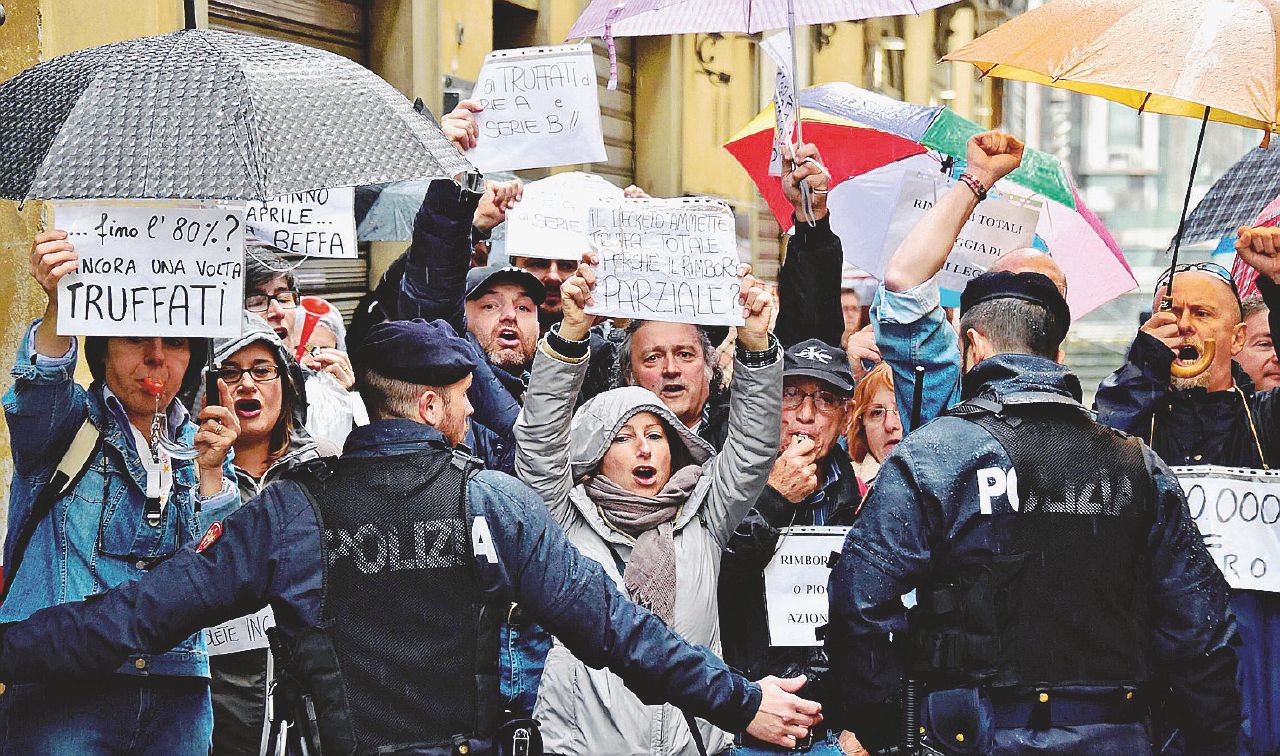 Urla al vento - Una protesta dei risparmiatori - Ansa Etruria & C. dopo le promesse nulla: rimborsi? Solo 15%