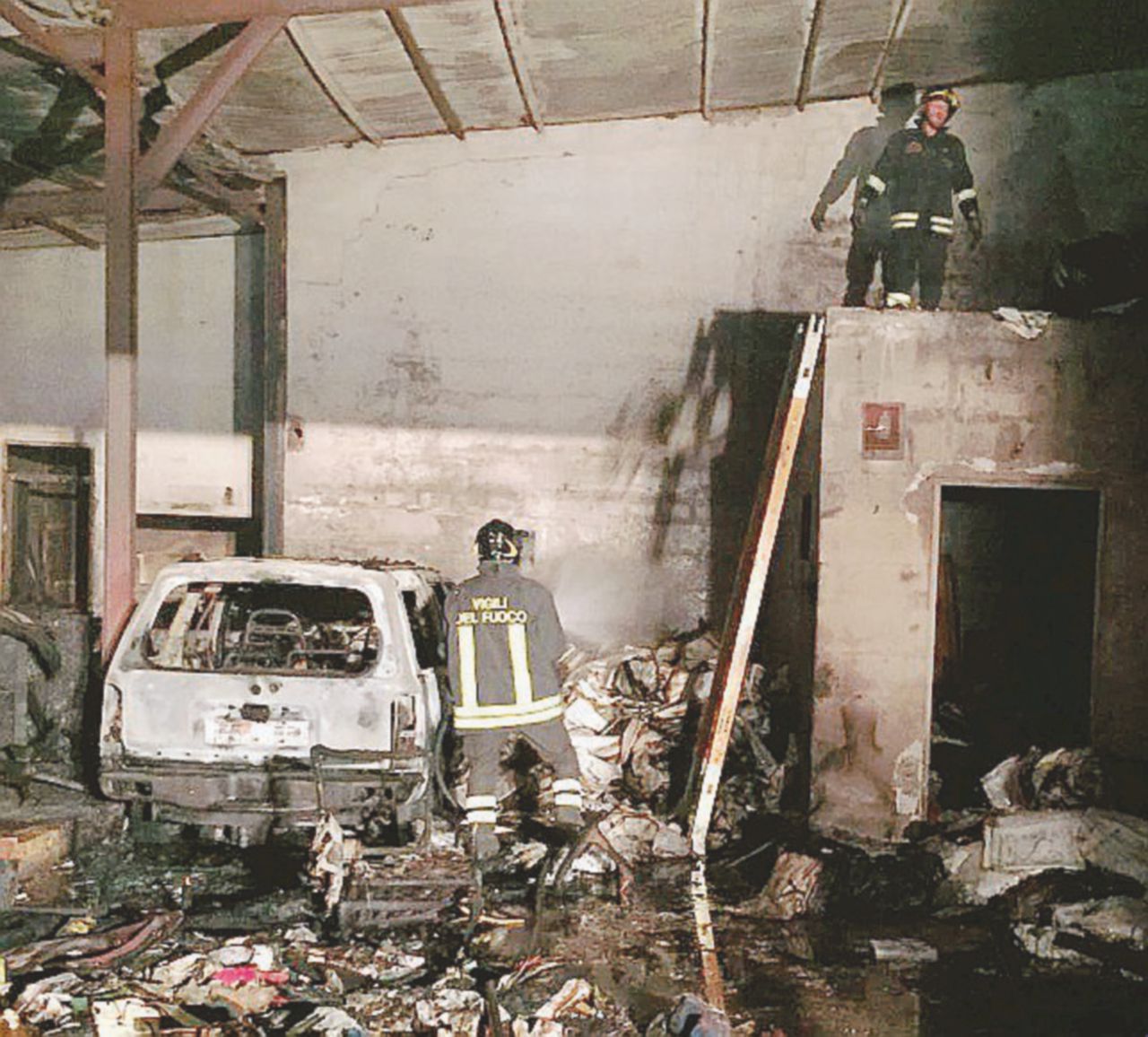 L’intervento dei pompieri a Ostia sul luogo del rogo del magazzino - Usb Vigili del fuoco Ostia, l’incendio prima del convegno anti-cosche