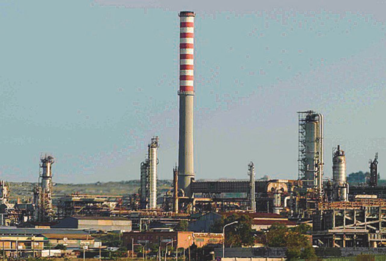 L’assedio - I silos industriali sulla costa di Augusta Qui nacque la civiltà: ora la costa è assediata da decine di ciminiere