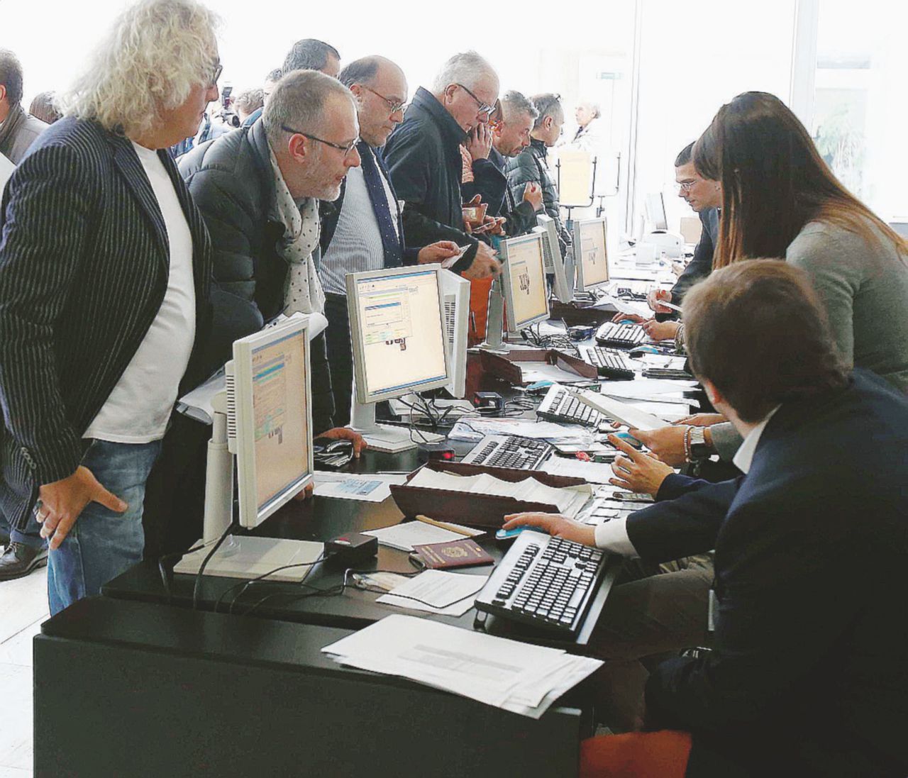 In fila - Azionisti in coda prima dell’assemblea dei soci Mps. Mps, i soci dicono sì al piano: risanamento pieno di incognite