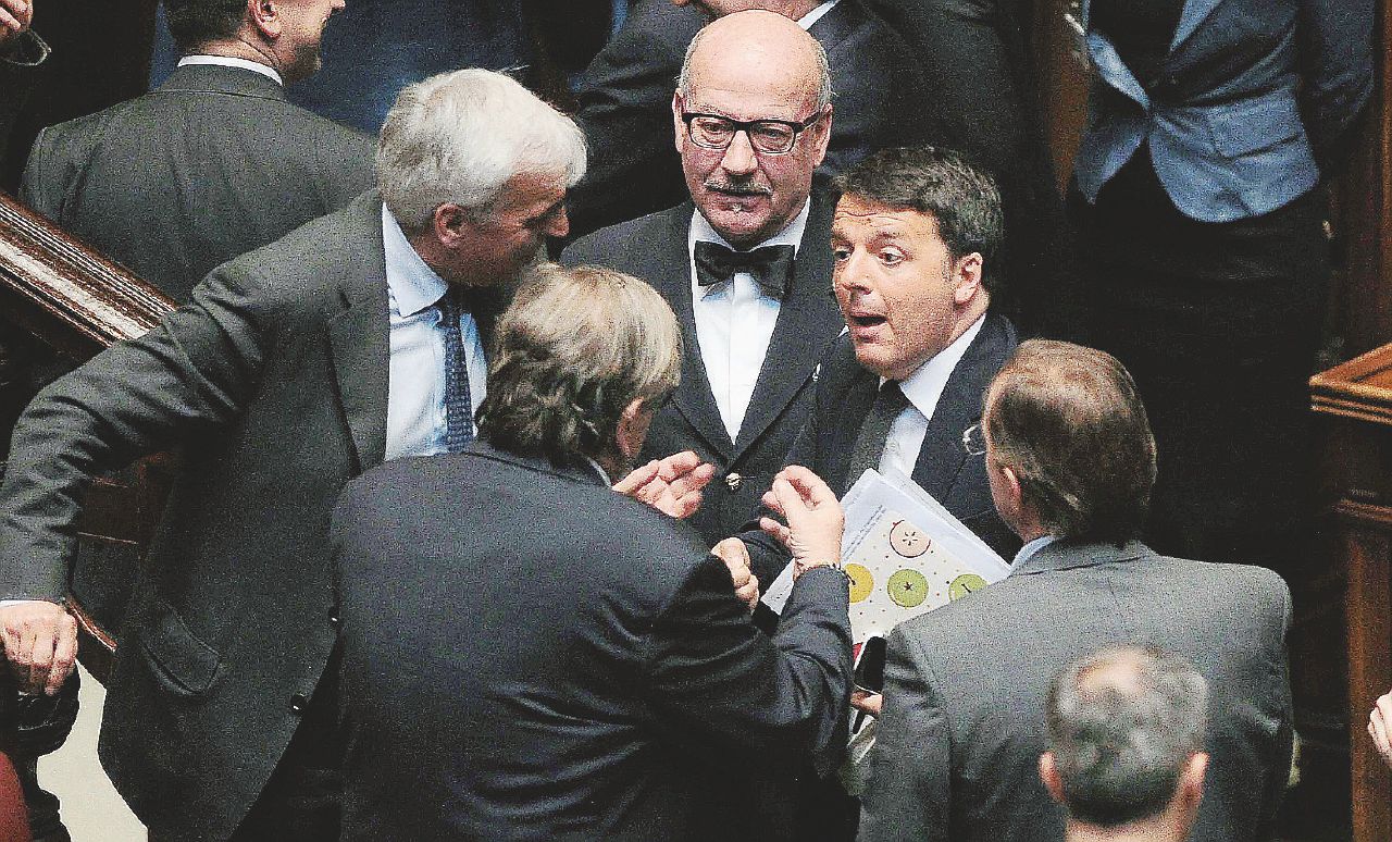 I tre amigos - Matteo Renzi tiene banco alla Camera. Manovra “vendo tutto”. Renzi dà via il negozio pur di comprarsi i Sì