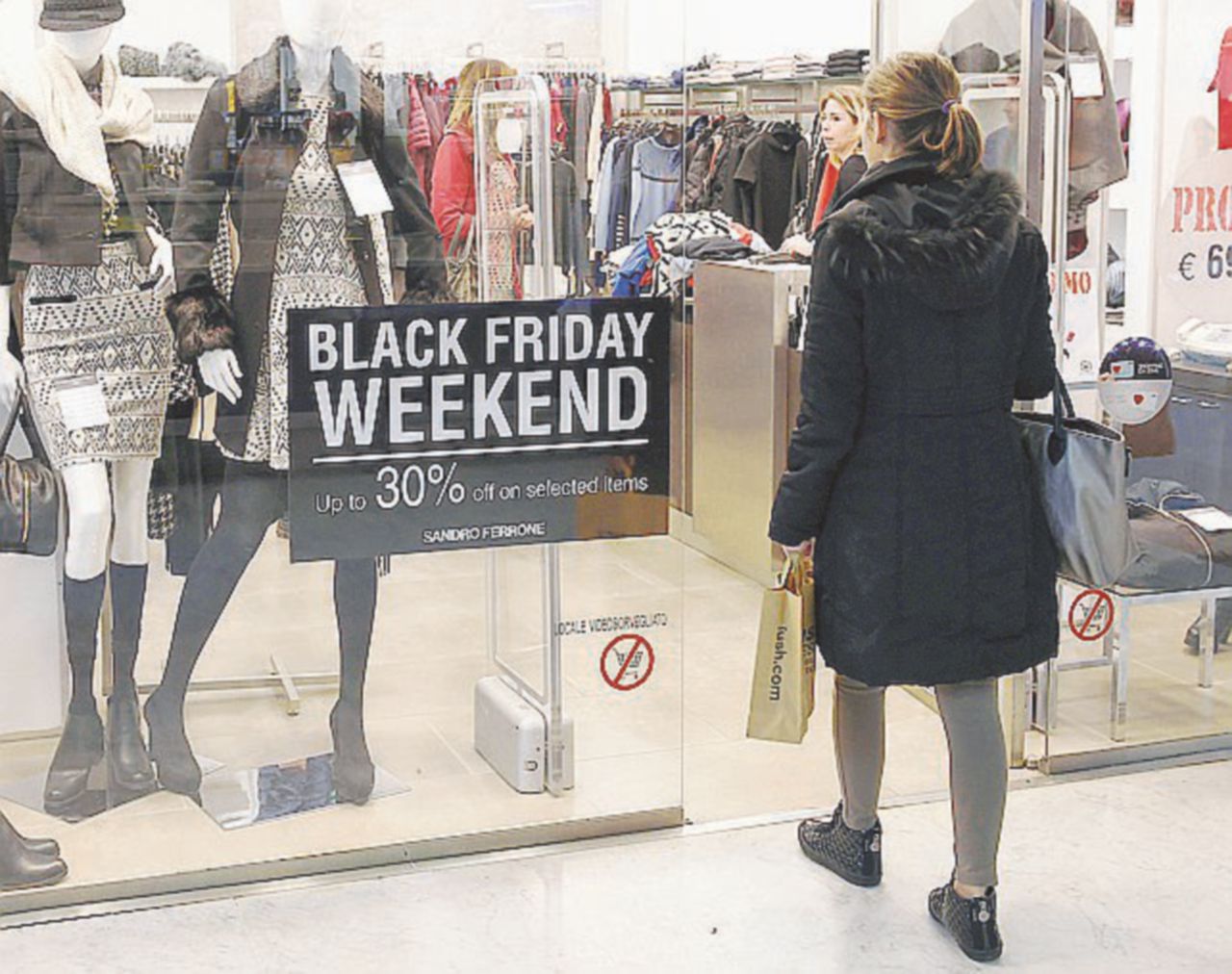 Corsa all’acquisto - Centri commerciali presi d’assalto dai consumatorinel black friday - Ansa Il black friday non risveglia i consumi