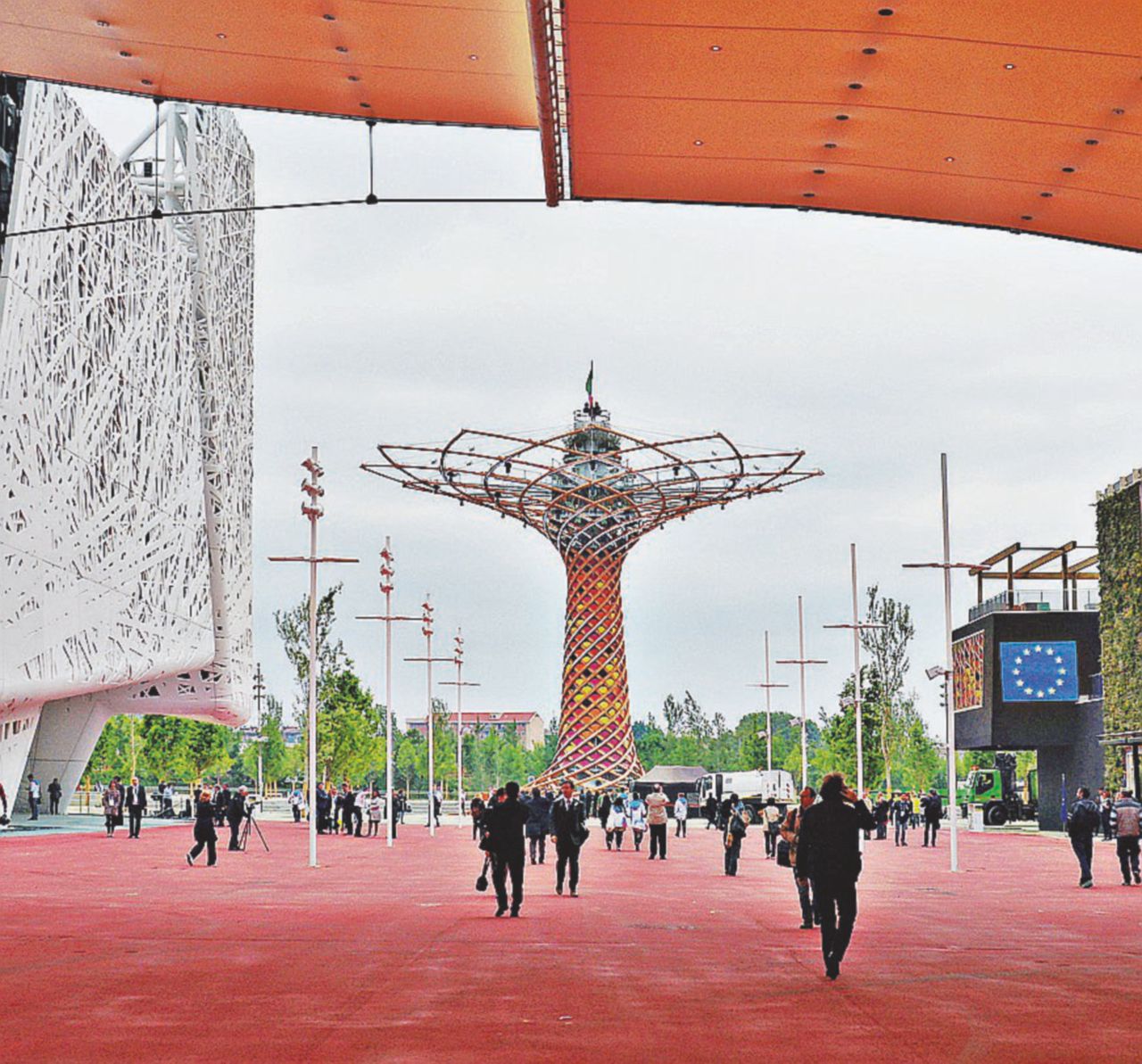 Esposizione - La via centrale di Expo e l’Albero della vita - LaPresse Expo, raddoppia l’inchiesta sull’appalto da 272 milioni