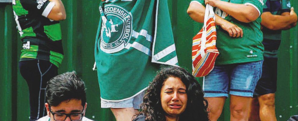 Il dolore dei supporter della squadra - Ansa Una Superga brasiliana: Chapecoense azzerato
