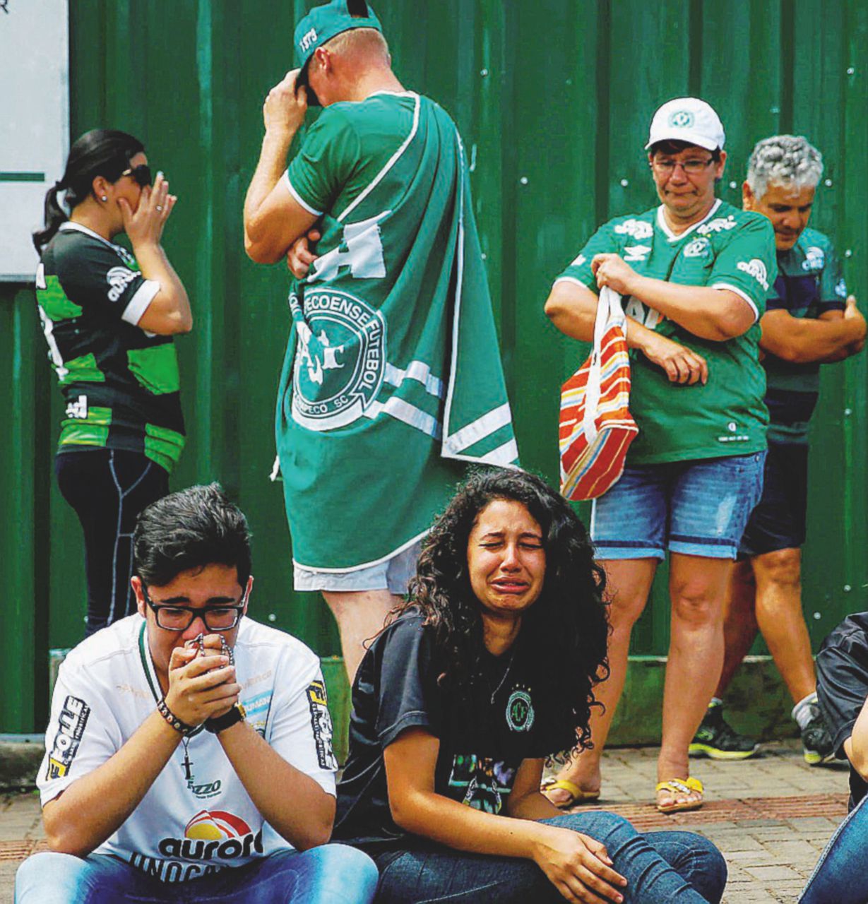 Il dolore dei supporter della squadra - Ansa Una Superga brasiliana: Chapecoense azzerato