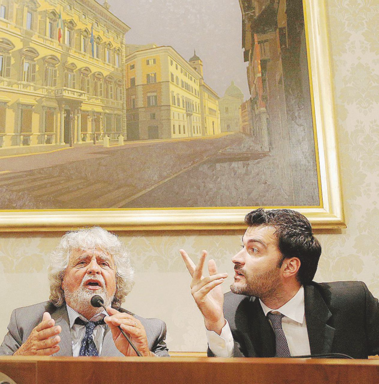 Beppe Grillo con Riccardo Nuti, nel 2013 - Ansa Firme false, le ombre dopo la stangata: “È una resa dei conti”