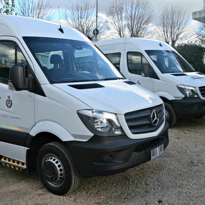 Copertina di Terremoto, Mercedes dona due scuolabus ai comuni di Amatrice e Accumoli – FOTO