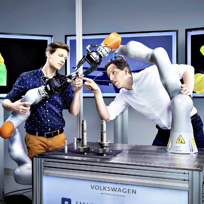 Copertina di Il robot “intelligente” che interagisce con l’uomo in fabbrica – FOTO