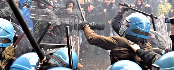 Copertina di Leopolda, guerriglia in strada a Firenze: scontri tra polizia e gruppi antagonisti