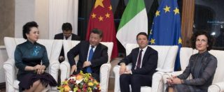 Copertina di Renzi riceve Xi Jinping per bilaterale Italia-Cina in Sardegna e gli regala le maglie di Inter, Milan e Cagliari – FOTO