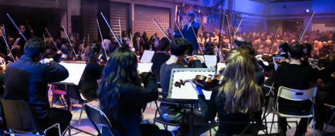 Copertina di Mercato Sonato, l’Orchestra Senzaspine porta la musica classica (gratis) nei luoghi abbandonati in periferia – FOTO