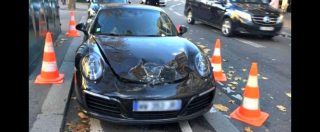 Copertina di Parigi, parcheggia la Porsche dove non deve e la polizia gliela fa saltare in aria