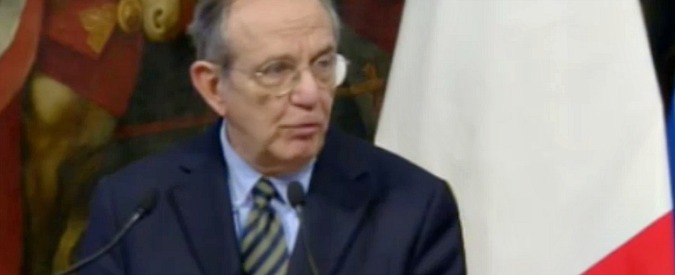 Copertina di Referendum, Stabilità, Padoan sul Financial Times: “Banche? Casi noti e piani di aggiustamento avviati. Incertezza? Tornerà il sereno”