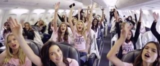 Copertina di Victoria’s Secret, a Parigi l’aereo più sexy del mondo. Su Instagram il video delle modelle