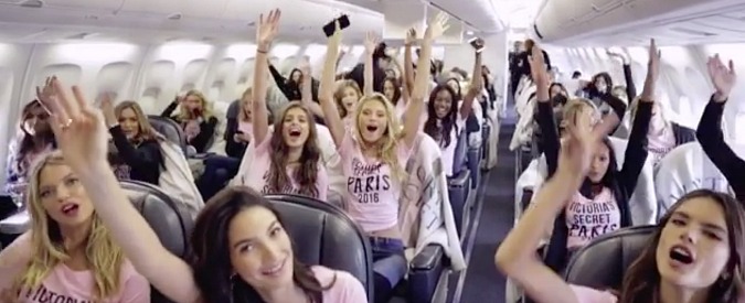 Copertina di Victoria’s Secret, a Parigi l’aereo più sexy del mondo. Su Instagram il video delle modelle