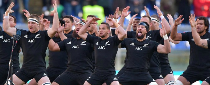 Copertina di Rugby, gli All Blaks travolgono l’Italia 68 a 10. Ma all’Olimpico di Roma è spettacolo con l’Haka, la tradizionale danza Maori