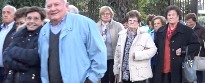 Copertina di Riforme, anziani portati al comizio di Alfano a loro insaputa. “Ci hanno portato qui…Referendum? Votiamo No”