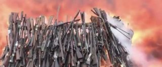Copertina di Fuoco alle armi, in Kenya il maxi-rogo di cinquemila fucili illegali