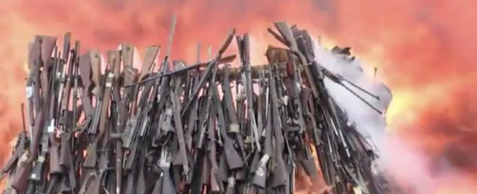 Copertina di Fuoco alle armi, in Kenya il maxi-rogo di cinquemila fucili illegali