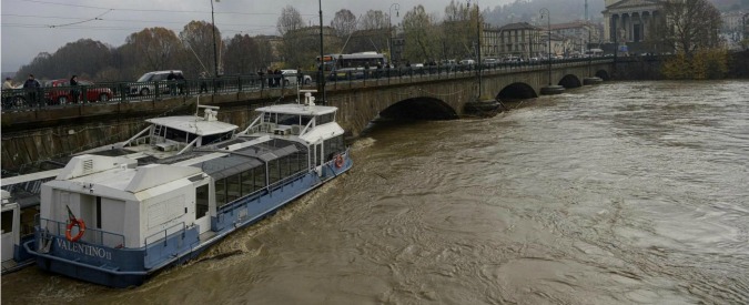 Copertina di Maltempo Torino, battelli rompono gli ormeggi. Si scontrano e vanno addosso al ponte. Poi uno affonda